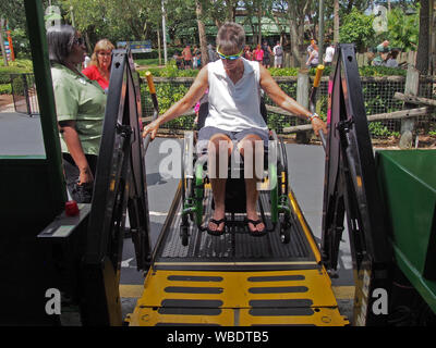 Frau im Rollstuhl boarding Serengeti Express in Busch Gardens Tampa, USA, Juni 20, 2019, © katharine Andriotis Stockfoto