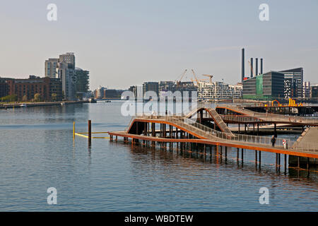 Kalvebod Bølge, kalvebod Wellen, in Kopenhagen den inneren Hafen. Eine spannende pier Struktur winken nach oben und unten an der Kalvebod Brygge. Der urbane Raum, Aktivitäten Stockfoto