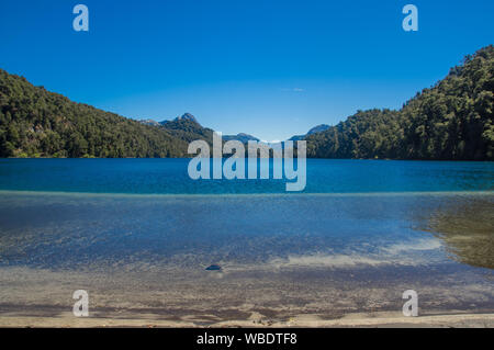 Lago Espejo Grande in der Nähe von Villa la Angostura in der Provinz Neuquen, Argentinien. Schönen Sonnenuntergang am Lago Espejo Grande Stockfoto