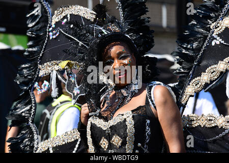 London, Großbritannien. 26 Aug, 2019. Tausende besuchen Der erste Tag der Notting Hill Carnival in London am 26. August 2019. Fast eine Million Menschen werden erwartet, die von den Organisatoren der nassen Wetter Sonntag und Montag in den Straßen von West London Notting Hill regradless karibischen Kultur an einem Karneval als die größte Straße Demonstration in Europa, London, UK zu feiern. Bild Capital/Alamy leben Nachrichten Stockfoto