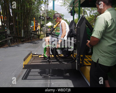 Frau im Rollstuhl boarding Serengeti Express in Busch Gardens Tampa, USA, Juni 20, 2019, © katharine Andriotis Stockfoto