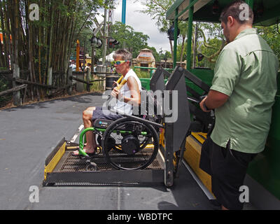 Frau im Rollstuhl boarding Serengeti Express in Busch Gardens Tampa, USA, Juni 20, 2019, © katharine Andriotis Stockfoto