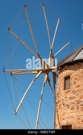 Alte griechische Windmühle gegen den blauen Himmel. Insel Patmos, Griechenland. Stockfoto