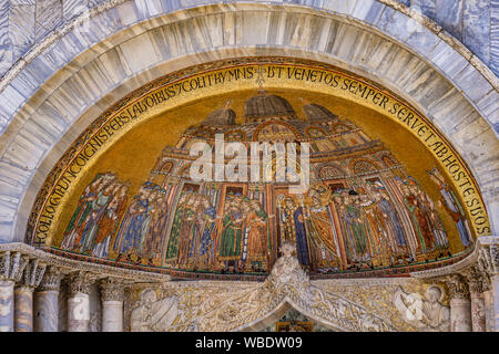 Mosaik der Übersetzung des Körpers von St. Mark auf San Tairo Fassade Tür des Saint Mark Basilika in Venedig, Italien Stockfoto