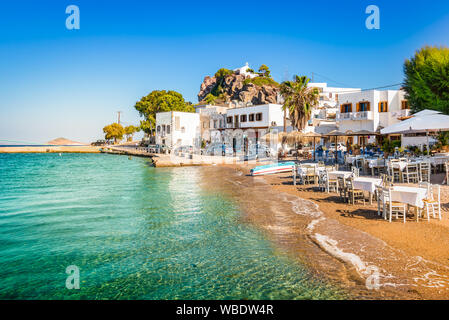 Insel Patmos, Griechenland. Skala Dorf und Blick auf den Hafen mit Strand am Hafen Stockfoto