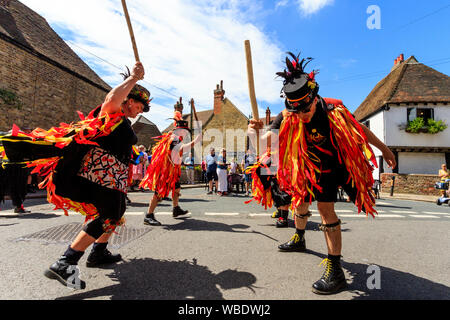 Sandwich Folk und Ale-Festival Veranstaltung. Traditionelle englische Volkstänzer, zackige Phoenix Morris Männer, in ihrem tatter orange Jacken, Tanzen in der Straße. Stockfoto