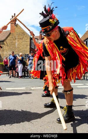 Sandwich Folk und Ale-Festival Veranstaltung. Traditionelle englische Volkstänzer, zackige Phoenix Morris Männer, in ihrem tatter orange Jacken, Tanzen in der Straße. Stockfoto