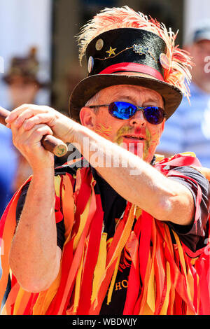 Sandwich Folk und Ale-Festival Veranstaltung. Traditionelle englische Volkstänzer, zackige Phoenix Morris Männer, in ihrem tatter orange Jacken, Tanzen in der Straße. Stockfoto