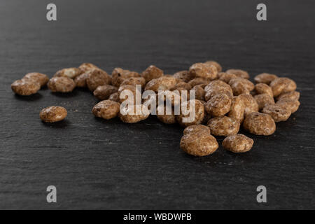 Menge ganze knusprige Schokolade Kugel Frühstückszerealien auf grauem Stein Stockfoto