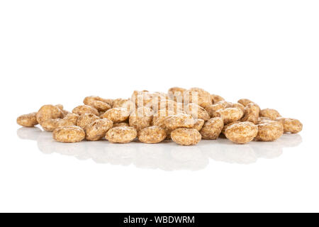 Menge ganze Schokolade Kugel Frühstückszerealien heap auf weißem Hintergrund Stockfoto