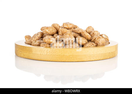 Menge ganze Schokolade Kugel Frühstückszerealien auf Bambus Platte auf weißem Hintergrund Stockfoto