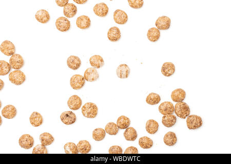 Menge ganze Schokolade Kugel Frühstückszerealien flatlay auf weißem Hintergrund Stockfoto