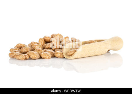 Menge ganze Schokolade Kugel Frühstücksflocken mit Holz- Schaufel auf weißem Hintergrund Stockfoto