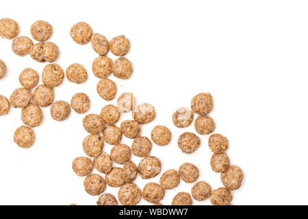 Menge ganze knusprige Schokolade Kugel Frühstückszerealien flatlay auf weißem Hintergrund Stockfoto