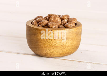 Menge ganze Schokolade Kugel Frühstückszerealien in Houten auf weißem Holz Stockfoto
