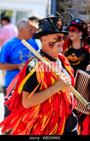 Sandwich Folk und Ale-Festival Veranstaltung. Traditionelle englische Volkstänzer, zackige Phoenix Morris Männer, in ihrem tatter orange Jacken, Tanzen in der Straße. Stockfoto