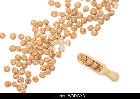 Menge ganze Schokolade Kugel Frühstücksflocken mit Holz- schaufel flatlay auf weißem Hintergrund Stockfoto