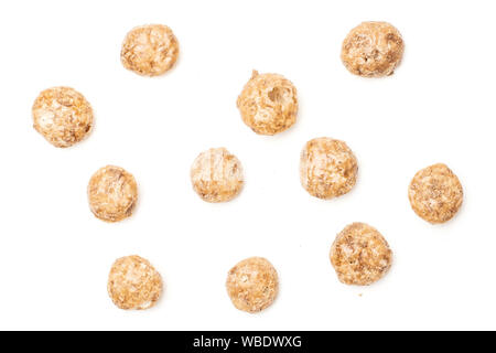 Menge ganze Schokolade Kugel Frühstückszerealien flatlay auf weißem Hintergrund Stockfoto