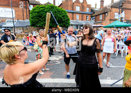 Sandwich Folk und Ale-Festival. Traditionelle morris Tanzen outdoor Workshop mit verschiedenen Menschen, jung und alt, den Tanz in der Straße zu Morris. Stockfoto