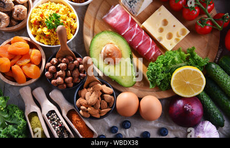 Zusammensetzung mit sortierten Lebensmittel auf dem Küchentisch. Stockfoto