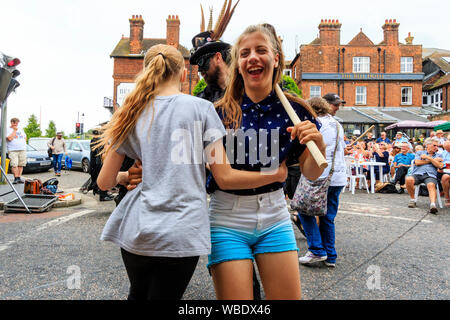 Sandwich Folk und Ale-Festival. Traditionelle Morris Dance outdoor Workshop mit Menschen tanzen auf der Straße. Zwei junge Mädchen tanzen. Stockfoto