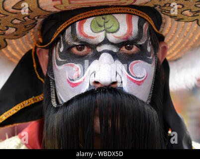 Kostümierte Teilnehmer mit traditionellen bemalten Gesicht an Bangkoks chinesischen Neue Jahr street parade posiert für die Kamera. Stockfoto