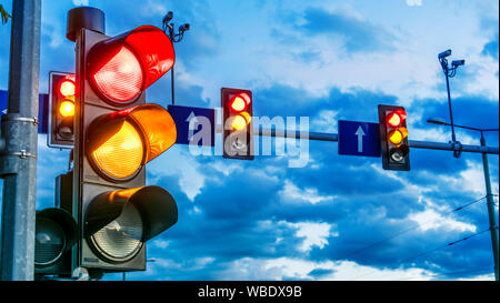 Ampel über die Kreuzung. Rotes Licht Stockfoto