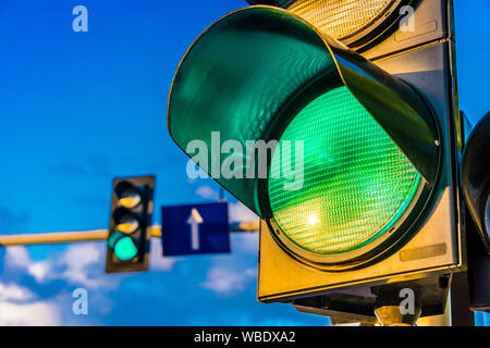 Ampel über die Kreuzung. Grünes Licht Stockfoto