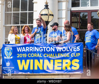 Warrington, Großbritannien. 26 Aug, 2019. Warrington bringen die Koralle Challlenge Cup zurück nach Hause - Trainer Steve Preis spricht für die Tausenden von Fans durch den Bürgermeister von Warrington und ihr Gemahl beobachtet. Quelle: John Hopkins/Alamy leben Nachrichten Stockfoto