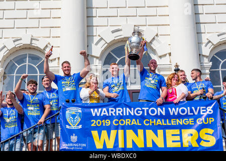 26 Aug 2019 - Warrington bringen die Koralle Challlenge Cup zurück nach Hause - Kapitän Chris Hill hält die Coral Challenge Cup aloft mit Jack Hughes an Warrington Rathaus vor Tausenden von Fans durch den Bürgermeister von Warrington und ihr Gemahl beobachtete Stockfoto