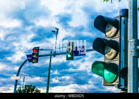Ampel über die Kreuzung. Grünes Licht Stockfoto