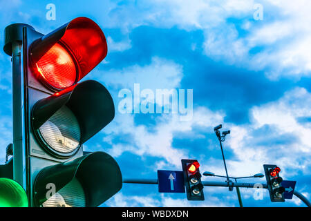 Ampel über die Kreuzung. Rotes Licht Stockfoto