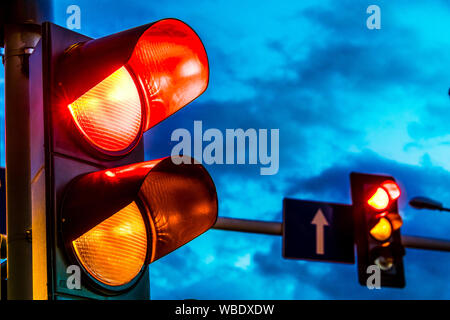 Ampel über die Kreuzung. Rotes Licht Stockfoto