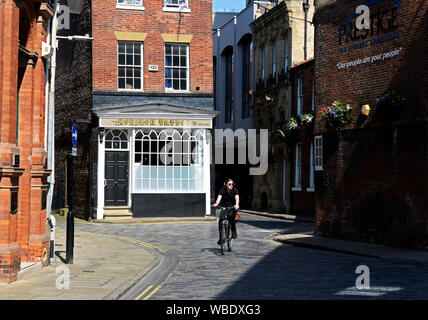 Gepflasterte Straße, dem Land der grünen Ingwer, in der Altstadt, Hull, East Yorkshire, England, Großbritannien Stockfoto