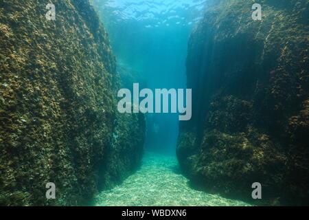 Eine enge Passage zwischen großen Felsen unter Wasser im Mittelmeer, Spanien, Costa Brava, Aigua Xelida, Calella, Katalonien Stockfoto