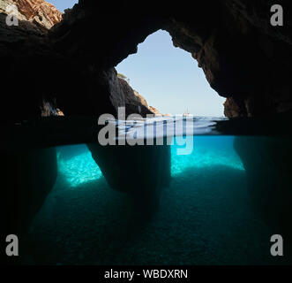 Über und unter Wasser in einer Höhle mit mehreren Öffnungen an der Küste, Spanien, Mittelmeer, Costa Brava, Katalonien, Calella de Palafrugell Stockfoto