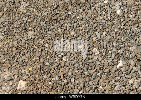 Mit Füßen feiner Kies auf einem Gehweg in der Nähe der Flussufer. Hintergrund. Stockfoto