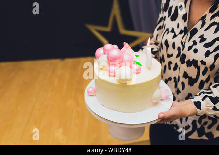 Kuchen's Kind feiert ersten Geburtstag in weibliche Hände Stockfoto