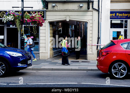 Junge Frau verkaufen das grosse Thema Zeitschrift in Selby, North Yorkshire, England, Großbritannien Stockfoto