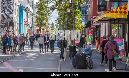 Menschen, Touristen zu Fuß in der Einkaufsstraße in Reykjavik, Island. Stockfoto