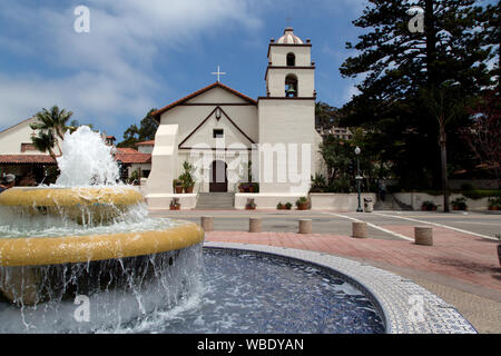 Brunnen- und Vorderansicht der Mission San Buenaventura, Ventura, Kalifornien Stockfoto