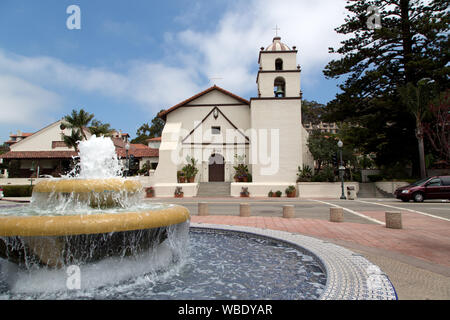 Brunnen und vorne an der Mission San Buenaventura, Ventura, Kalifornien Stockfoto