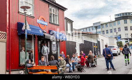 Menschen, Touristen zu Fuß in der Einkaufsstraße in Reykjavik, Island. Stockfoto