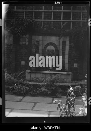 Springbrunnen im Innenhof, New Orleans oder Charleston in South Carolina Abstract / Medium: Genthe, Arnold, 1869-1942, Fotograf. Stockfoto