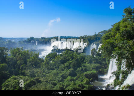 Luftaufnahme von Iguazu Wasserfälle aus dem Hubschrauber, einer der sieben Naturwunder der Welt, Brasilien Stockfoto