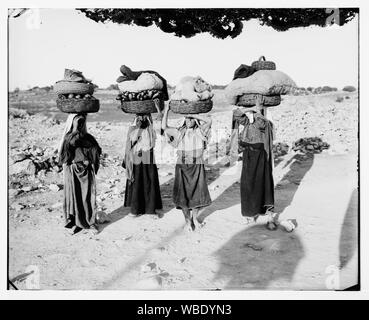 Vier palästinensischen Frauen auf dem Weg zum Markt mit Körben auf den Köpfen Abstract / Medium: G. Eric und Edith Matson Fotosammlung Stockfoto