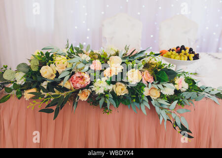 Der Florist macht eine schöne sanfte Feder Blumenstrauß Stockfoto