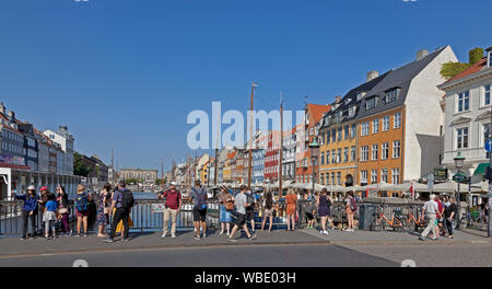 Nyhavnsbroen, dem Nyhavn Brücke, wo Touristen die besten selfies oder Fotos von alten Segelschiffen, historischen Häusern und Canal Cruise Boote erhalten Stockfoto