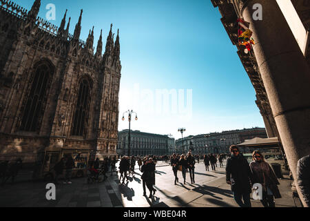 Mailand, Italien - Februar 5, 2016: Der berühmte fashion street Corso Vittorio Emanuele II von Piazza Duomo Milano. Touristen zu Fuß zum Einkaufen Stockfoto