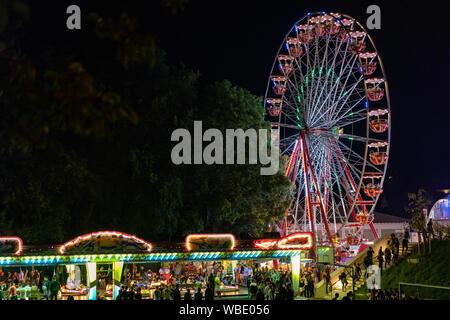 Stadtfest Brugg 24. august 2019. street photography. Lunapark bei Nacht mit beleuchteten Spinnrad und autosooter in Brugg. Stockfoto